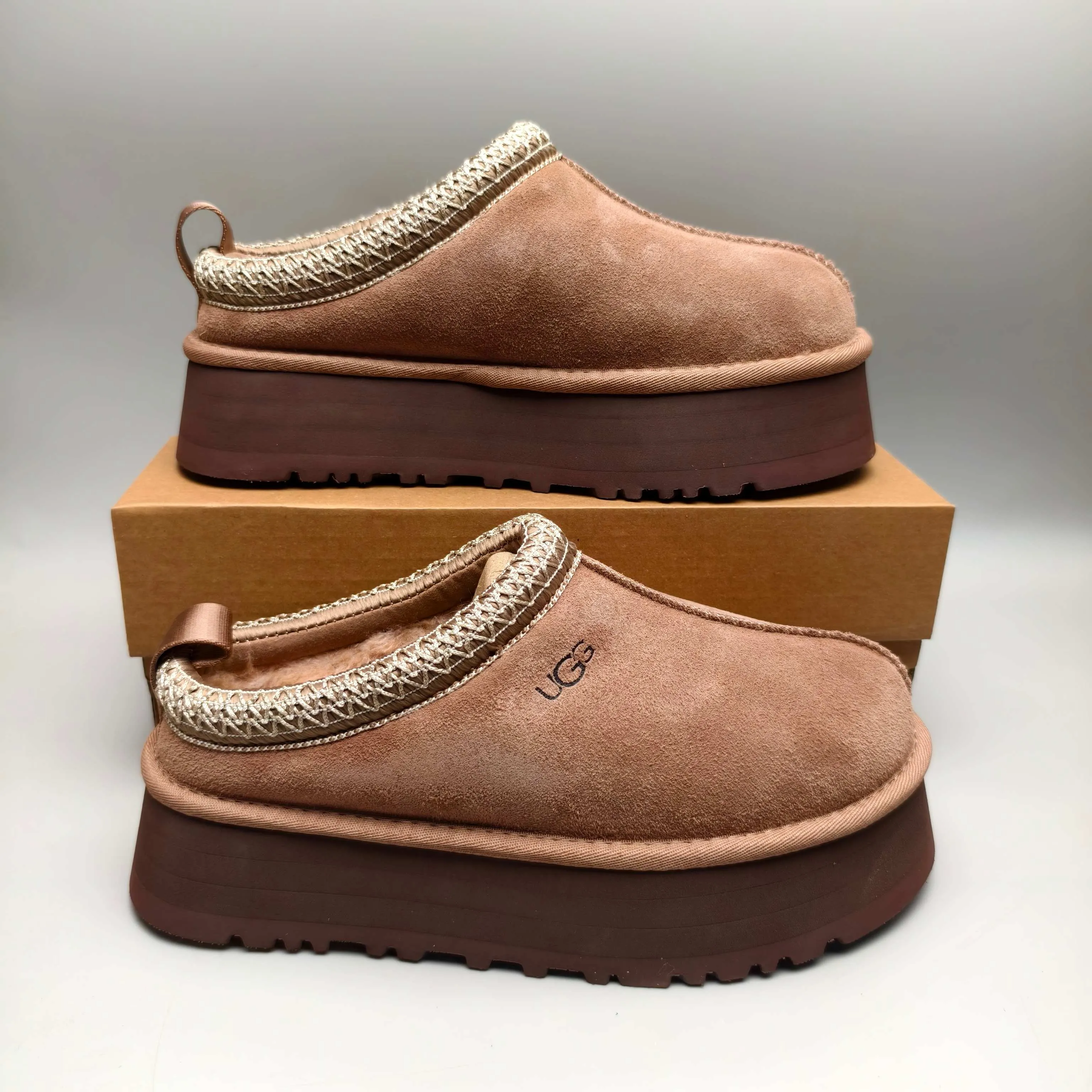 💰440 UGG sheepskin all-in-one snow boots 2553 co-branded national trend style thick-soled one-leg women’s snow boots🐾~ 🍭 A co-branded trendy item launched with well-known designer brands Feng Chen Wang and TELFAR. Zhou Dongyu & Wang Jiaer’s same style Fang Kete boots. The slip-on design makes it easy to put on and take off, and can be used indoors or outdoors. The exotic edging design is eye-catching, and it is definitely worth buying~ 🍭Material: cowhide➕sheep fur Outsole: rubber (light wing technology) 🍭Color: black, maroon, sand, dark green, light gray, chocolate, beige, walnut, brown, dark gray, red 🍭Number of codes: 35-42
